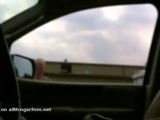 Ξανθός/ιά μητέρα που θα ήθελα να γαμήσω δίνει irections να youth τραβώντας μαλακία μακριά από