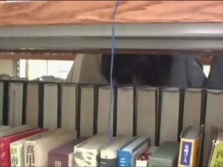Молодий любитель обмацана в бібліотека