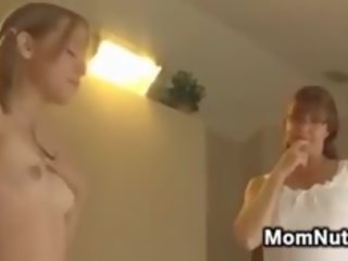 แม่ และ หนุ่ม ที่รัก ส่วนแบ่ง a จางไป pov