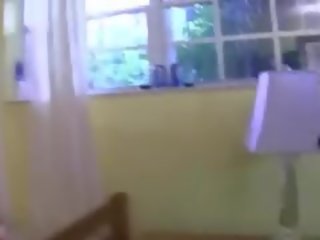 तीन युवा लड़कियों बकवास साथ बर्ग्लर