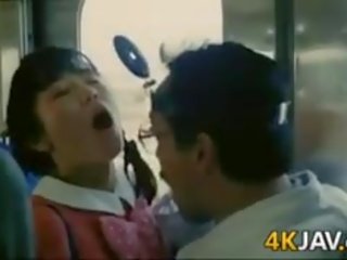 Mademoiselle हो जाता है ग्रोप्ड पर एक ट्रेन