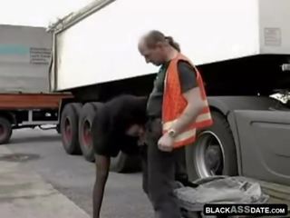 Чорна проститутка скаче на perfected truck водій поза