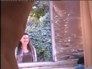 তরুণ মহিলা নগ্ন মধ্যে জানালা যখন সম্প্রদায় পাস hahaha