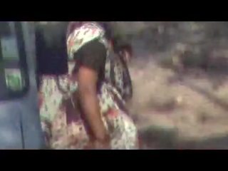 הידי aunties מַעֲשֶׂה שתן בָּחוּץ חבוי מצלמת וידאו