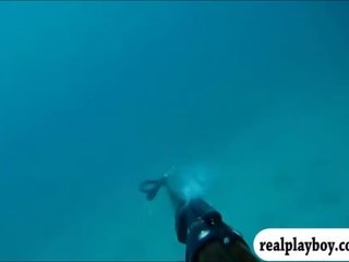 Inviting playmates spear fishing في عاري الصدر و زيارة ال crocs