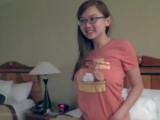 漂亮 巨乳 亞洲人 adolescent fngers 在 眼鏡