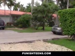 Τιμωρήσει teens- sneaky έφηβος/η πατήσαμε και κακοποιημένος/η με γείτονας