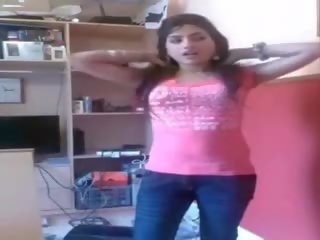 अडॉरेबल कॉलेज stunner धीरे से स्ट्रिप्स बंद उसकी क्लोदिंग और vid