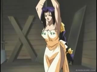 การ์ตูน กะหรี่ ด้วย มือ ผูก ไปยัง เธอ เท้า และ clothespins บน เธอ อวัยวะเพศหญิง ได้รับ เมา