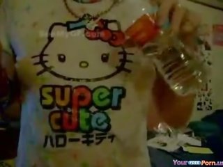 Fascinating ιαπωνικό κορίτσι με υγρός hello γατούλα t-shirt