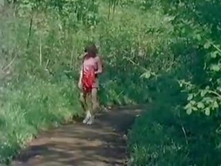 Jovem grávida jovem senhora masturbação em o natural